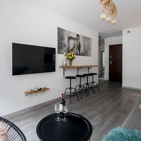 Unique Apt Eve - Free Garage クラクフ エクステリア 写真