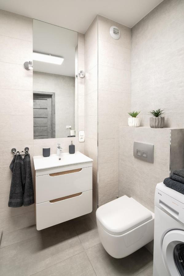 Unique Apt Eve - Free Garage クラクフ エクステリア 写真